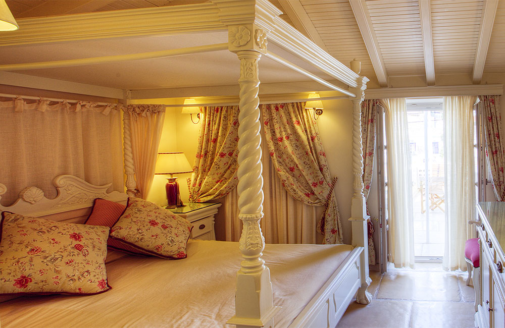 Erotas room